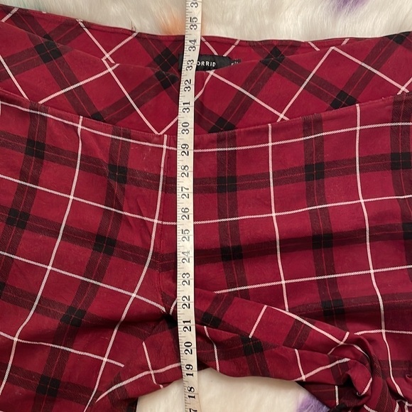 TORRID Crop Ponte Stretch‎ Pixie Pant Red Plaid Size 4 - Picture 5 of 5
